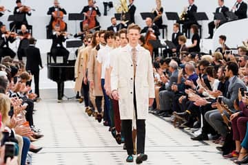 Burberry apuesta por camisas de encaje en la Semana de la Moda masculina de Londres
