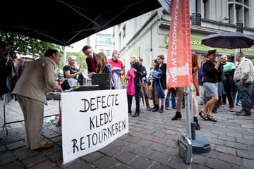 Schone Kleren Campagne voert actie tegen fast fashion vlakbij Primark Gent