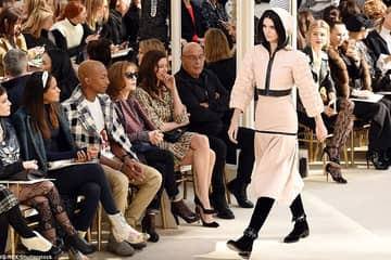 Paris Fashion Week: des cavalières Chanel dans un salon de couture