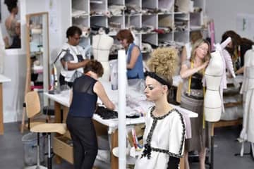 La tradición artesanal de la alta costura reivindicada por Chanel y Dior