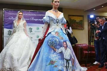 Платье с Путиным: как президента РФ сделали частью наряда