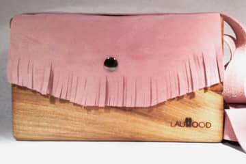 Lauwood presenta sus bolsos de madera con aleta de piel