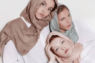 De Bijenkorf Amstelveen legt islamitische hoofddoeken in de schappen