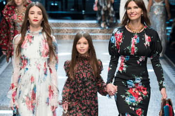 Dolce & Gabbana invita a jóvenes VIP a desfilar por la pasarela en Milán