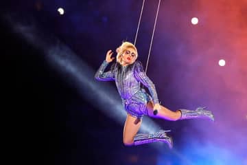 In beeld: Lady Gaga in Versace tijdens de Super Bowl