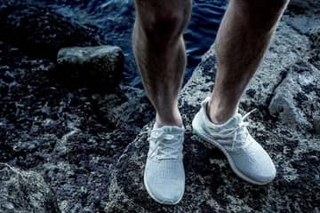 Adidas борется с обесцвечиванием кораллов