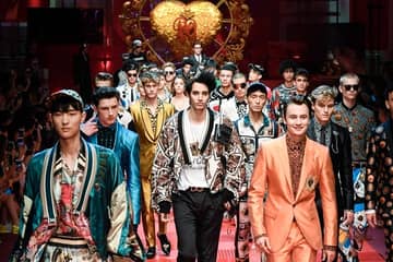 Dolce&Gabbana causa sensación en Milán, Versace rinde homenaje a Gianni