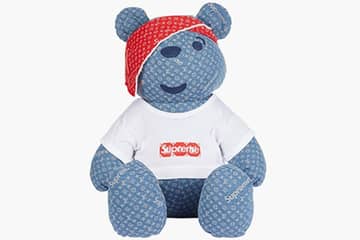 Голубого медведя Louis Vuitton в футболке Supreme продадут ради детей