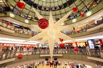 Studie: Deutsche wollen zu Weihnachten Kleidung und Accessoires für 1,58 Milliarden Euro verschenken