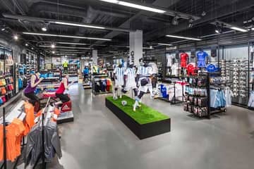 Adidas планирует к концу 2017 года закрыть в России около 200 магазинов