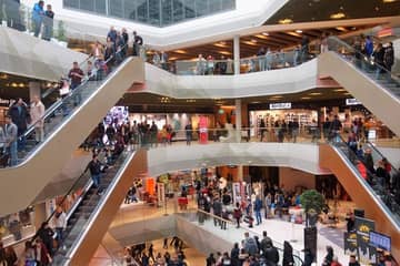 Mall of Switzerland eröffnet mit 150.000 Besuchern und Verkehrschaos