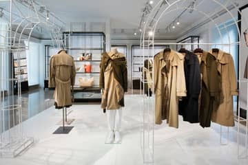 Boutique Burberry Faubourg : installation de trench coats revisités