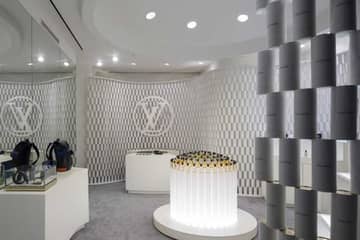 Louis Vuitton открыл поп-ап магазин, сделанный из коробок от парфюма