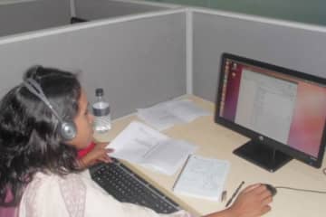 Bangladesch: Allianz übergibt Telefon-Hotline für Bekleidungsarbeiter