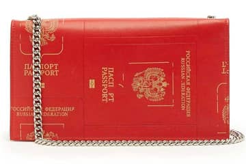 Из обложек российских паспортов теперь сделали и женскую сумку