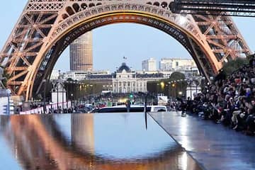 Au pied de la tour Eiffel, les mannequins marchent sur l'eau chez Saint Laurent