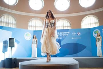 В Санкт-Петербурге показали фарфоровые платья