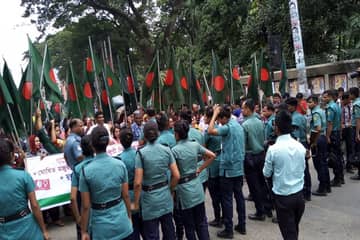 Los trabajadores de la industria textil de Bangladesh exigen duplicar el nuevo salario mínimo