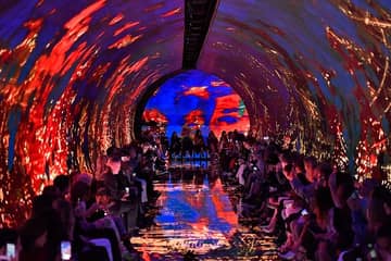 Balenciaga cherche le "glamour moderne" dans un tunnel anxiogène