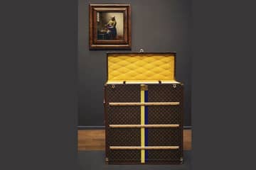 ‘Het melkmeisje’ van Johannes Vermeer reist naar Tokio in Louis Vuitton-koffer
