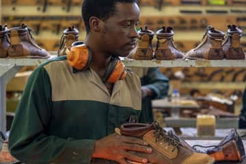Au Zimbabwe en friche, un irréductible atelier de chaussures