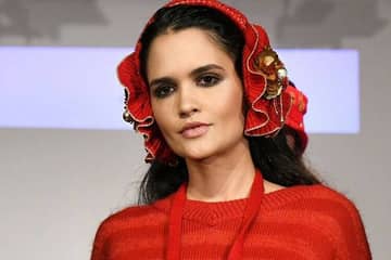 Desfila en Milán la primera modelo con sordoceguera (y es española)