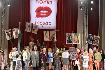 Modellen houden protest speeches tijdens catwalkshow Vivienne Westwood