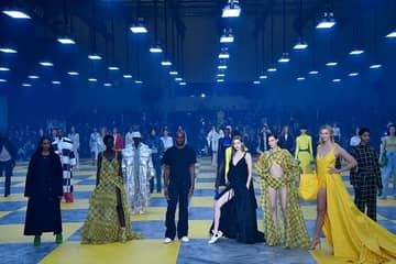 Mode à Paris : Karlie Kloss et les sœurs Hadid défilent pour Virgil Abloh