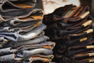 Onderzoek ABN Amro: 'Spijkerbroek hoort 33 euro duurder te zijn'