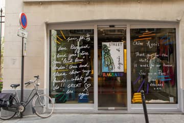 Agnès b. met le vintage londonien à l’honneur dans sa boutique parisienne cet été