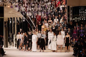 Oro y camelias: Chanel celebra los oficios artísticos en un desfile intimista en París