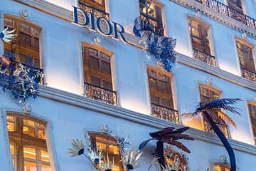 Dior célèbre noël dans sa boutique des Champs Élysées