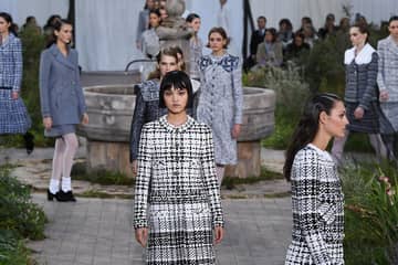 Chanel präsentiert eine neue Schlichtheit in Pariser Haute Couture Show