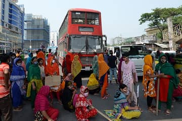 Au Bangladesh des ouvriers du textile réclament leurs salaires impayés
