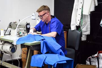 A Glasgow, un tailleur monte une fabrique de blouses pour les soignants