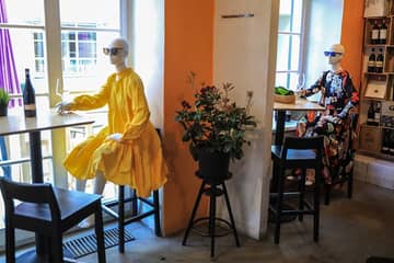 Des mannequins invitent à manger et à bien s'habiller dans les restaurants de Vilnius