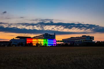 PUMA Unternehmenszentrale erstrahlt im Pride Monat in Regenbogenfarben 