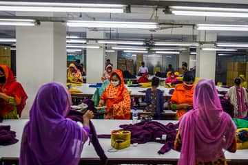 Au Bangladesh, l'industrie textile se met à la mode du coronavirus 