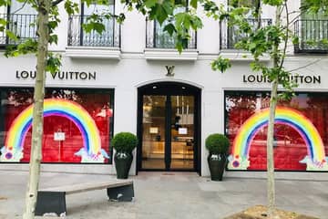 Louis Vuitton celebra la apertura de sus tiendas con originales escaparates