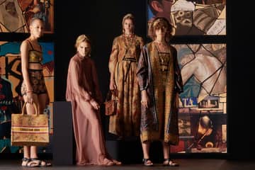 Dior presenta en París su “idealizada academia” femenina de poetas y ensayistas