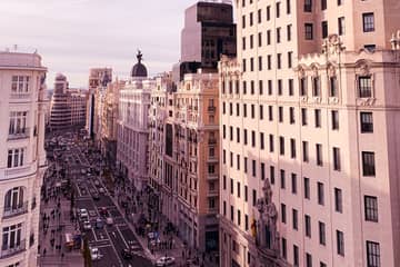 Madrid adelanta el cierre de los comercios y prohíbe las reuniones en domicilios privados