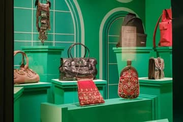 Il Victoria and Albert Museum riapre con la mostra Bags inside out