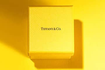 Tiffany’s siembra expectación presentando a un intenso amarillo como nuevo color corporativo