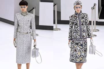 Moda en París: Lagerfeld invita a viajar con "Chanel Airlines"