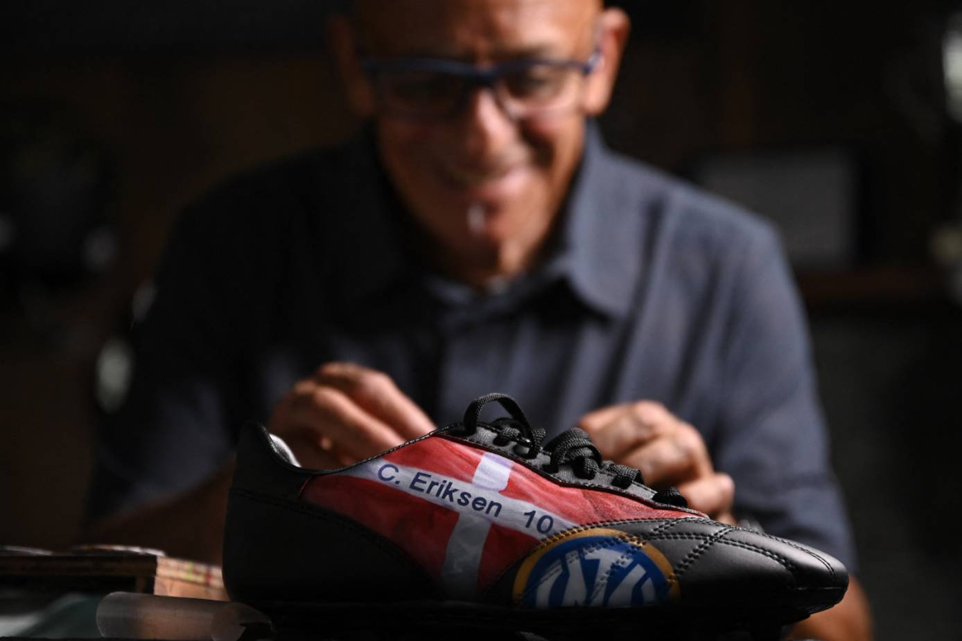 Nice: Un artiste customise les crampons des footballeurs