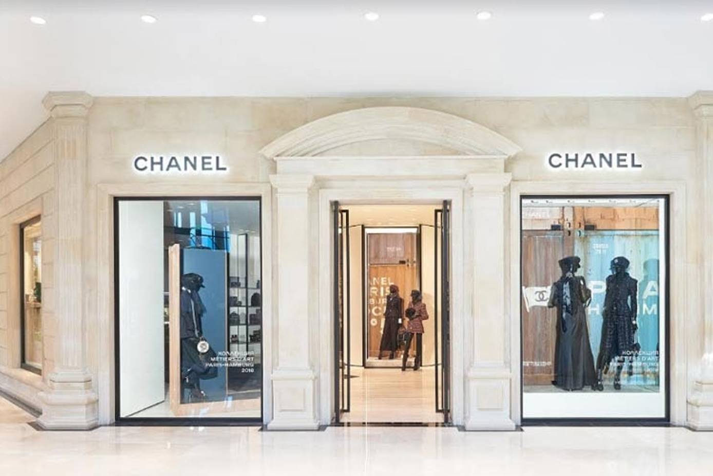 Открылся обновленный бутик Chanel в ТЦ 