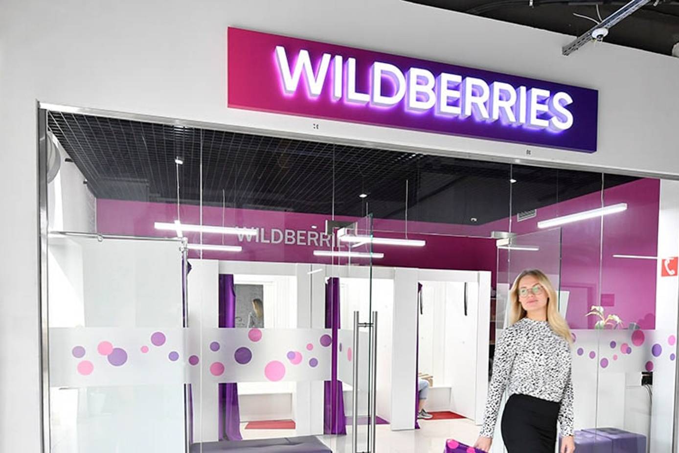 Курьеры Wildberries оставляют заказы у двери и отходят на безопасное  расстояние