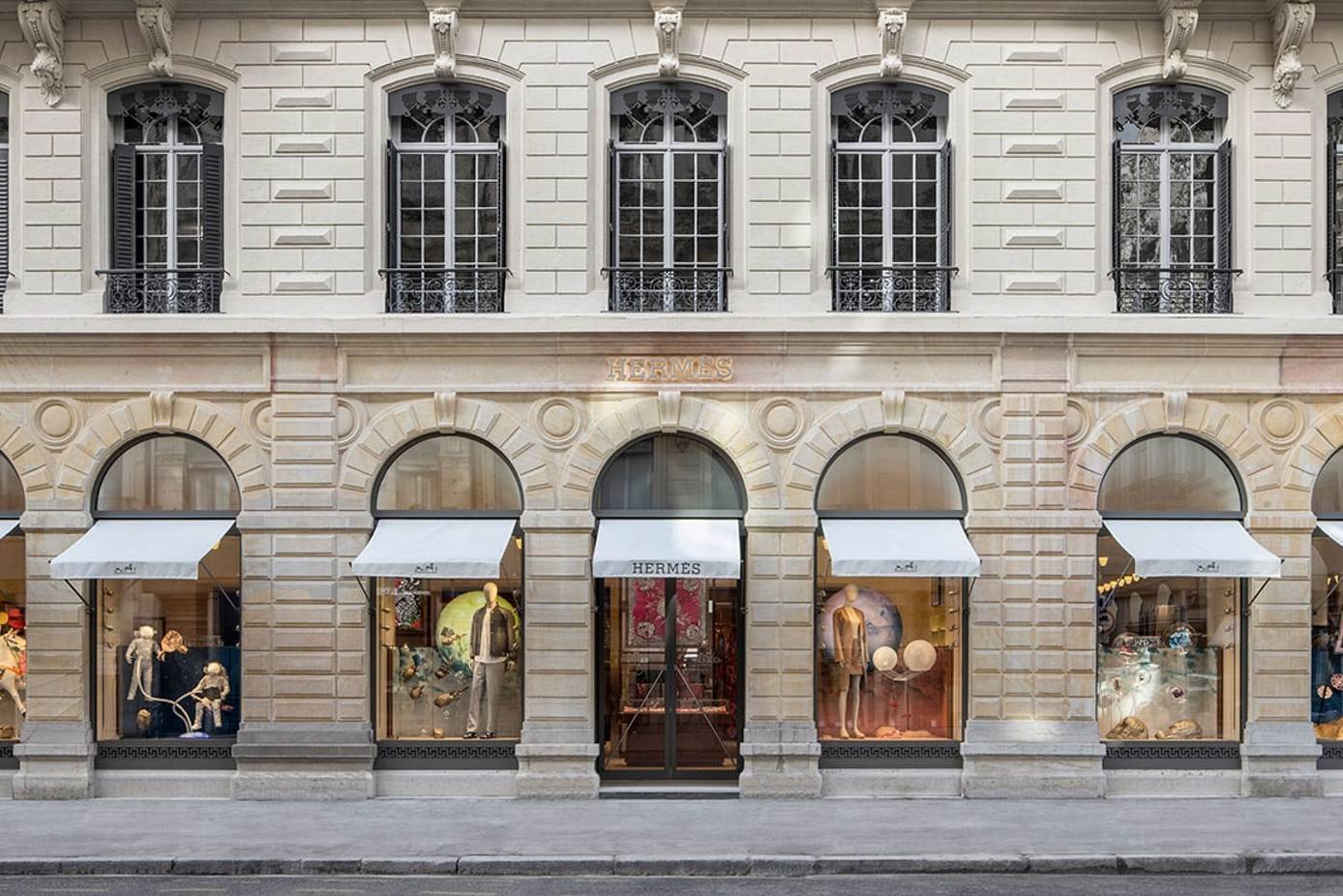 Herm s r nove et rouvre deux boutiques phares Lyon et Paris