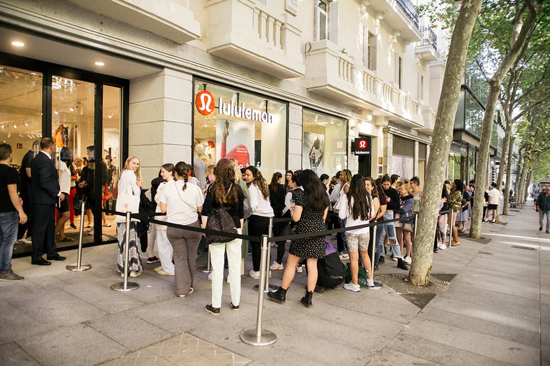 Mensen staan in de rij bij de nieuwe Lululemon winkel in Madrid.
