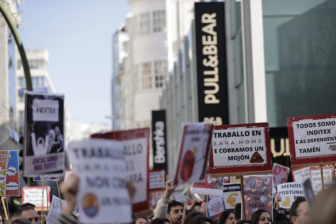 Movilización en La Coruña (Galicia) de las dependientas y de los trabajadores en tienda de Inditex con motivo de la huelga convocada para los días del 24 y del 25 de noviembre de 2022.